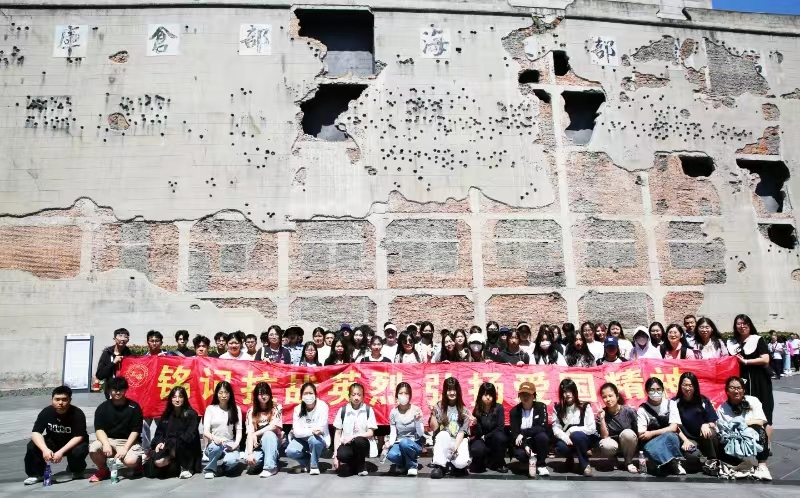 铭记抗战英烈 弘扬爱国精神 ——PA集团中国官方网站师生在四行仓库开展“大思政课”实践教学活动